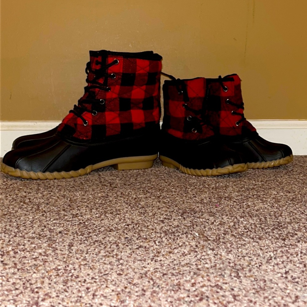 Mommy & Me Black& Red duck boots . Super cute , perfect season .